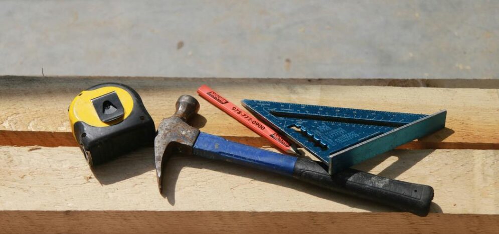 Comment poncer un parquet collé