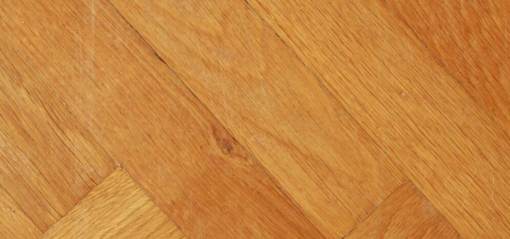Ponçage parquet chêne : techniques spécifiques