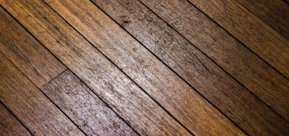 Restauration de parquet ancien : quand vaut-il mieux réparer que remplacer