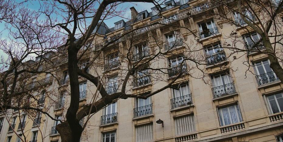Parquet massif pour studios de location courte durée à Paris
