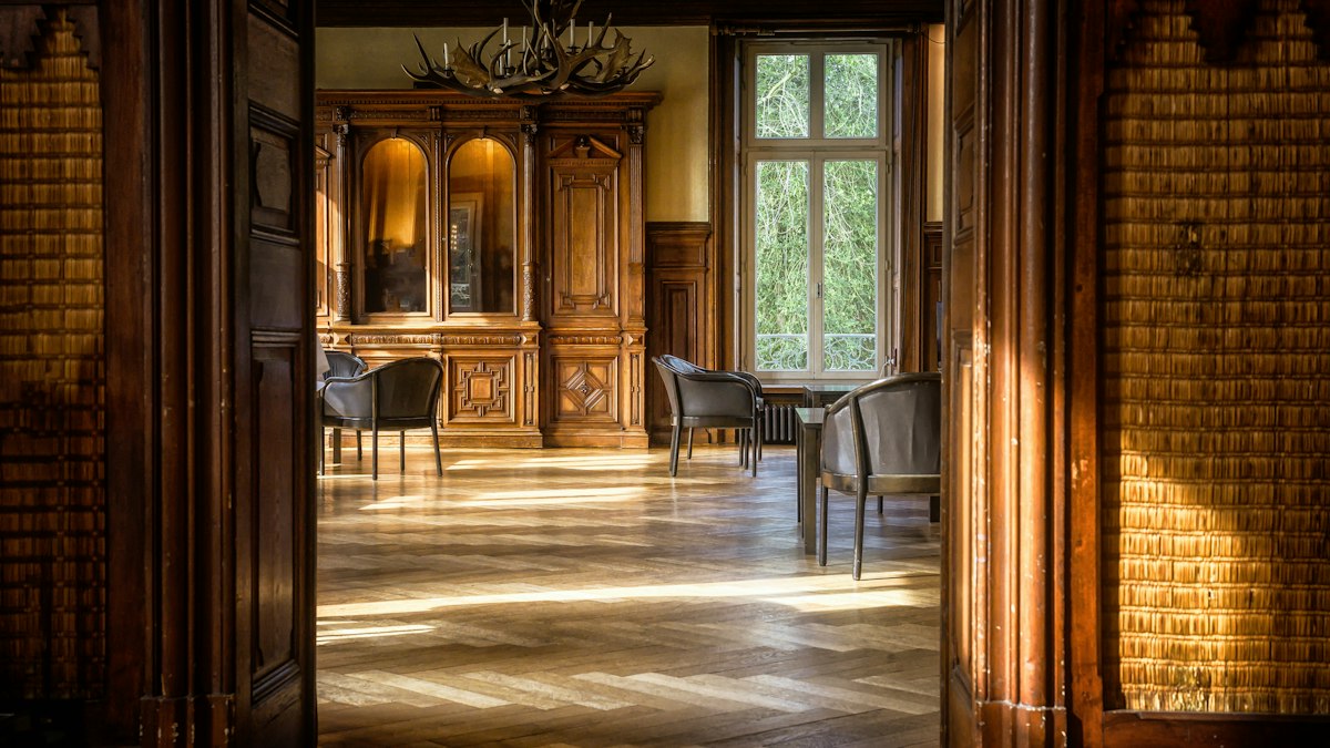 Ancien parquet en bois dans un appartement avant rénovation