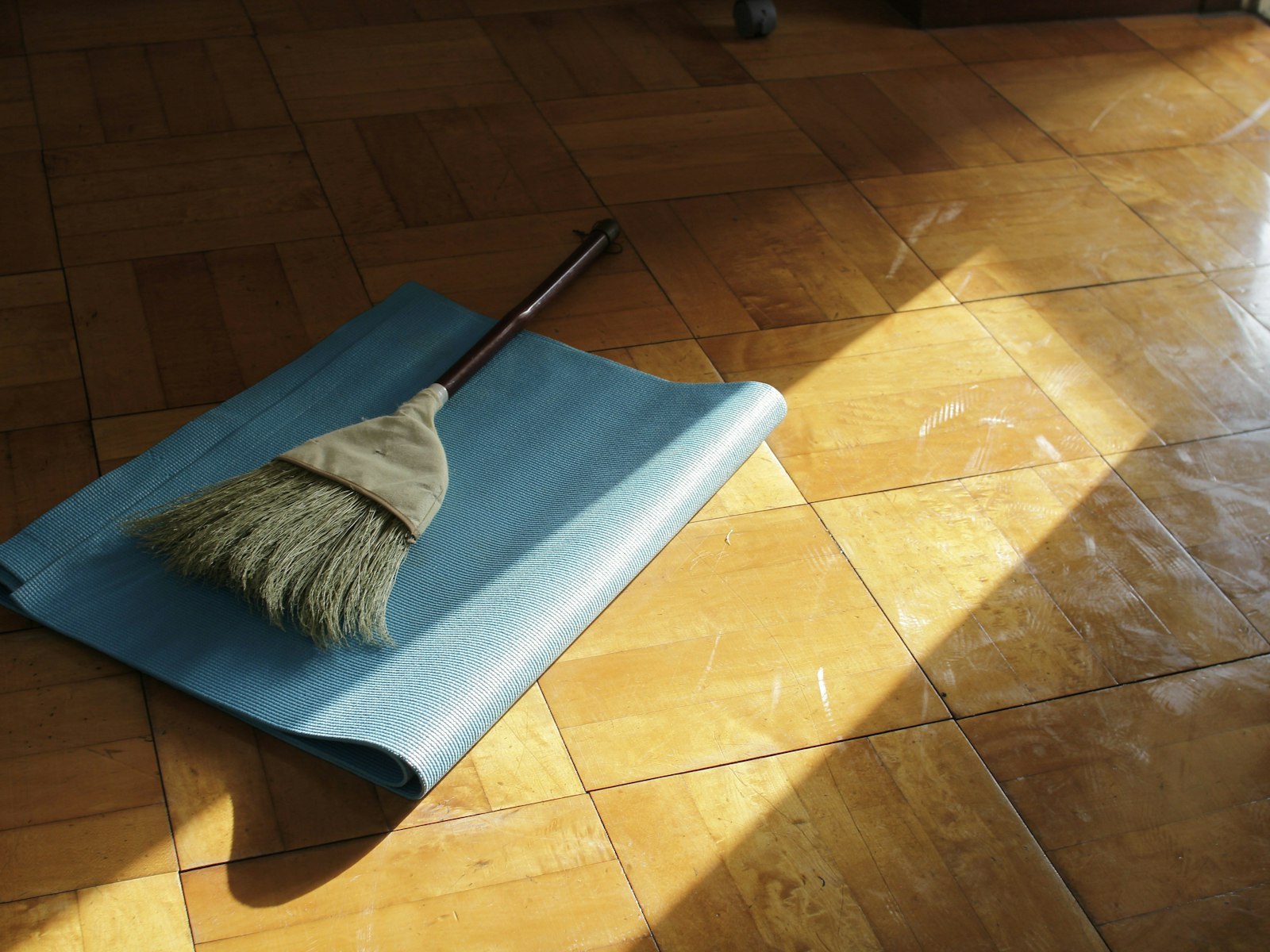 Parquet en bois nettoyé dans un salon