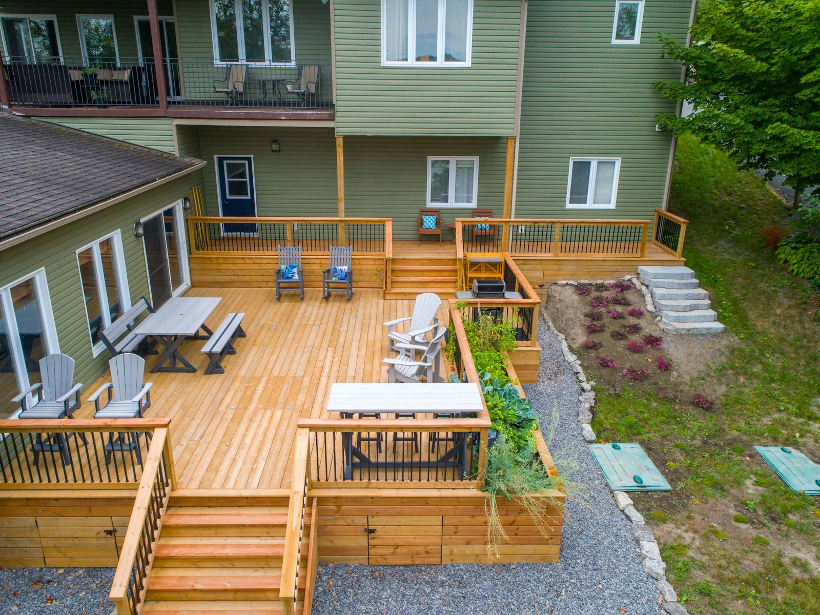Terrasse en bois de jardin avec mobilier