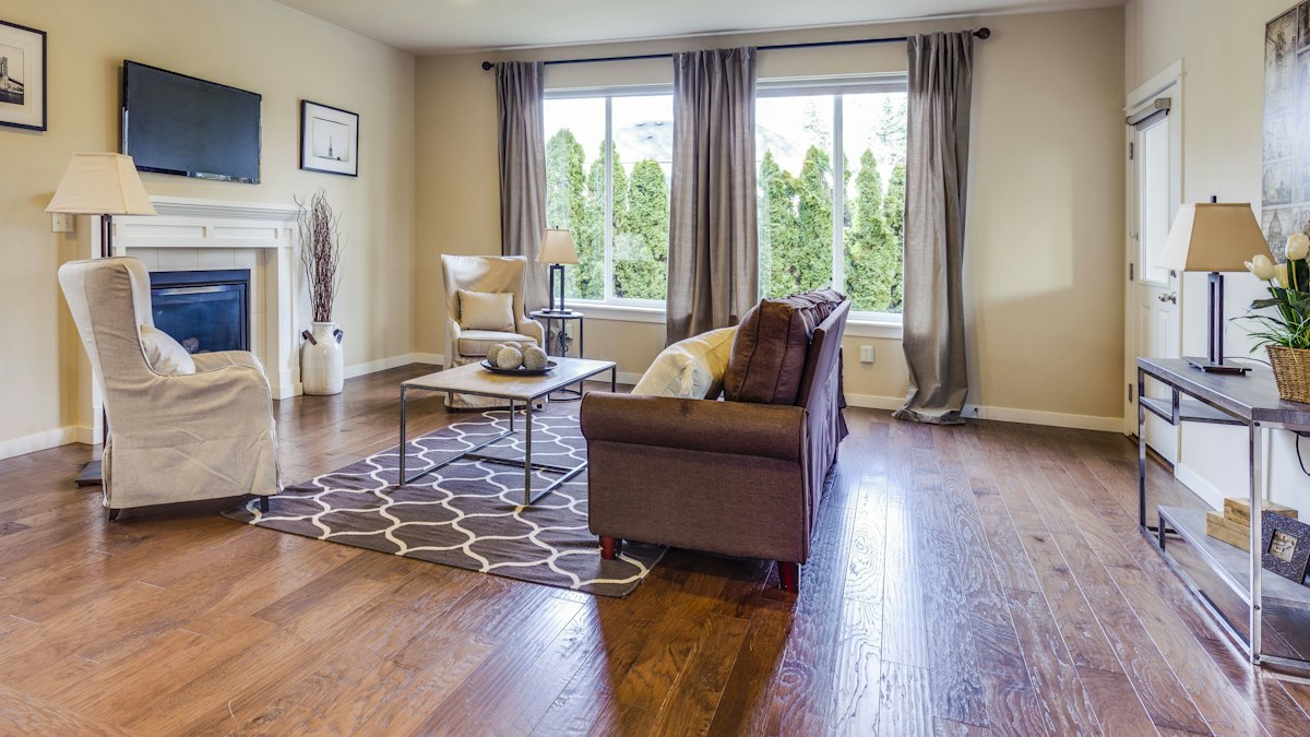 Parquet en bois clair dans un appartement lumineux après ponçage