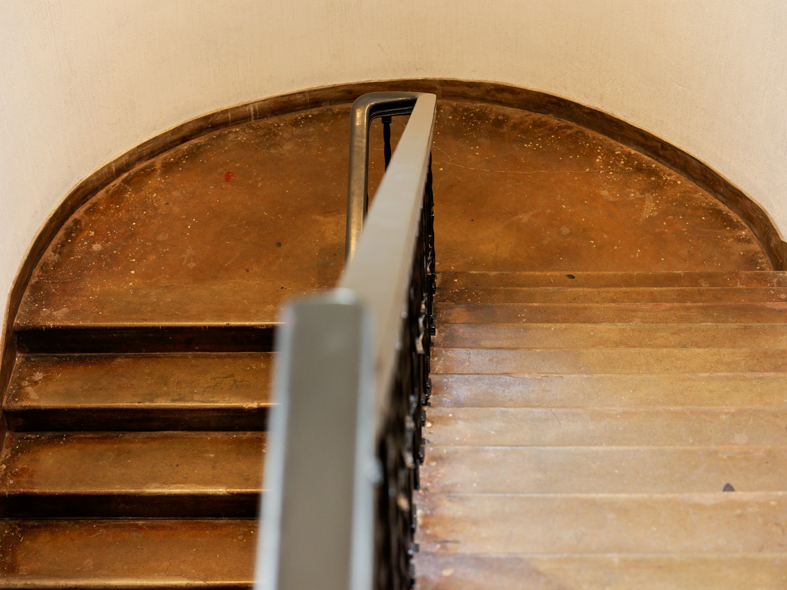 Escalier ancien en bois avec rampe