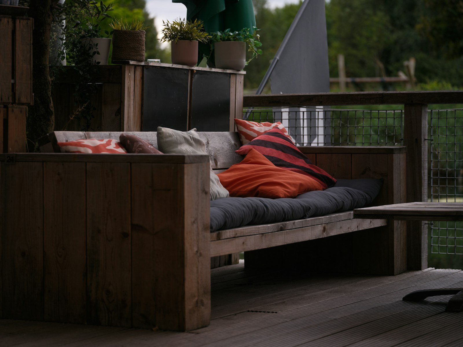 Lames de terrasse en bois au soleil