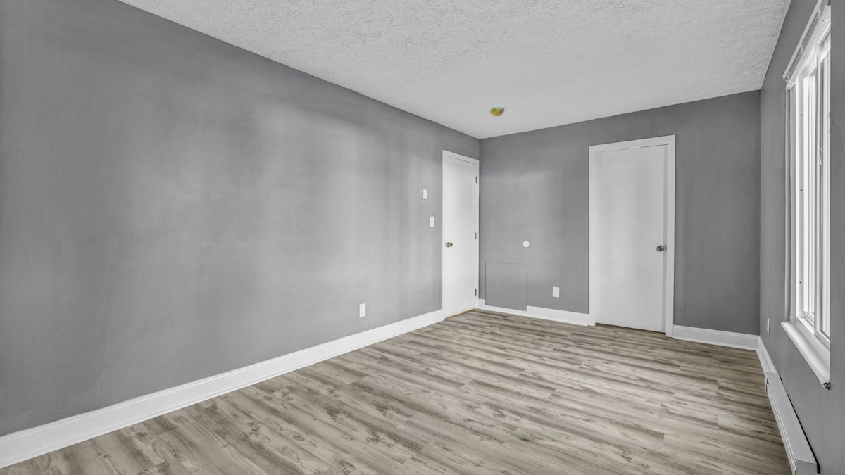 Appartement vide avec parquet prêt pour le ponçage