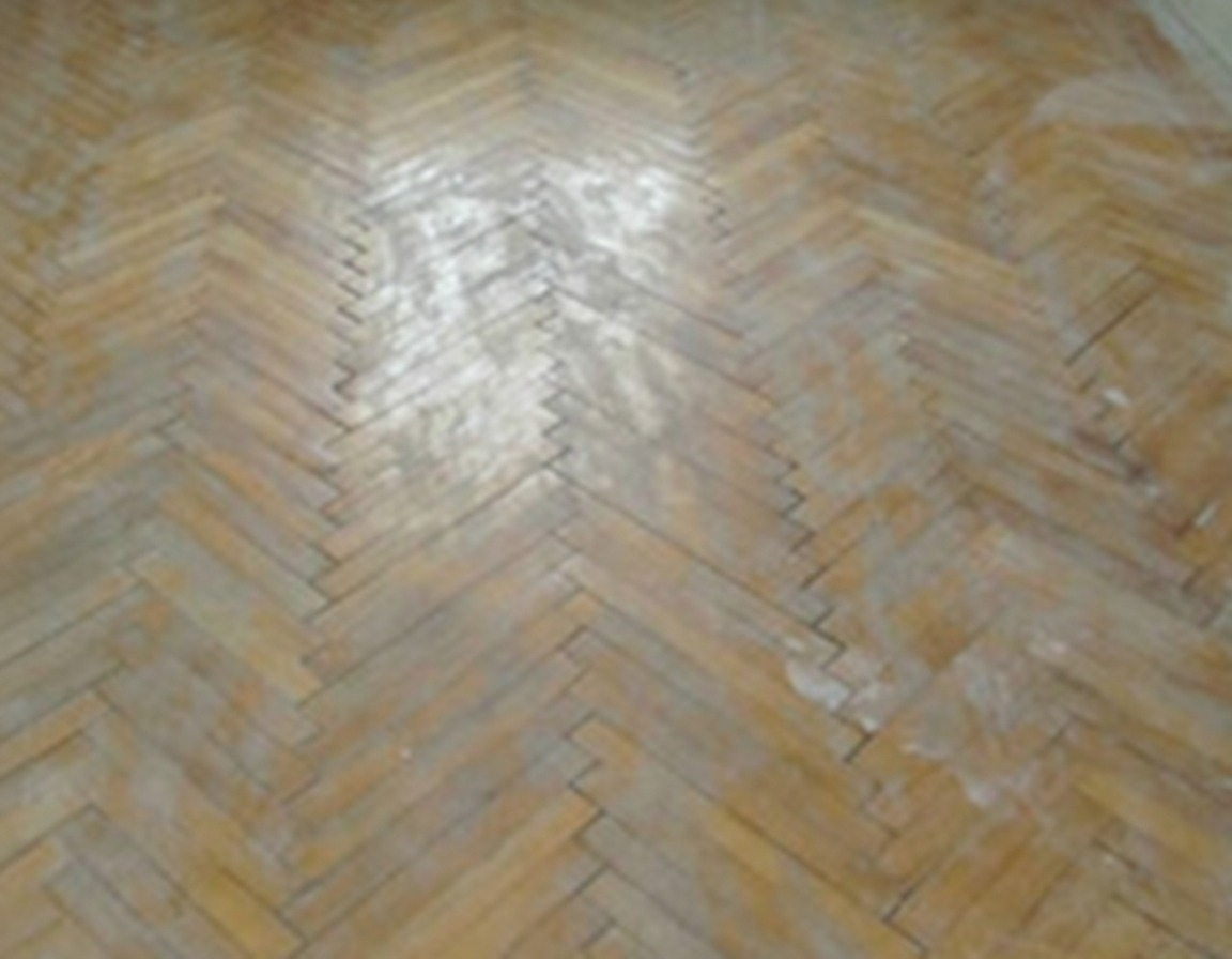 Parquet à bâtons rompus avant ponçage, vernis usé